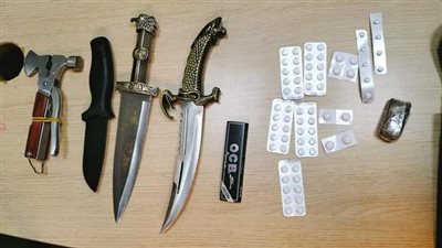 جمارك مطار القاهرة تحبط محاولة تهريب أقراص مخدرة وحشيش وأسلحة بيضاء | صور