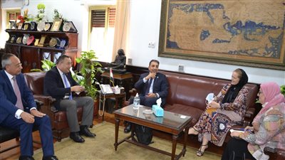 رئيس جامعة الإسكندرية يبحث التعاون مع عميد كلية الهندسة بليفربول البريطانية