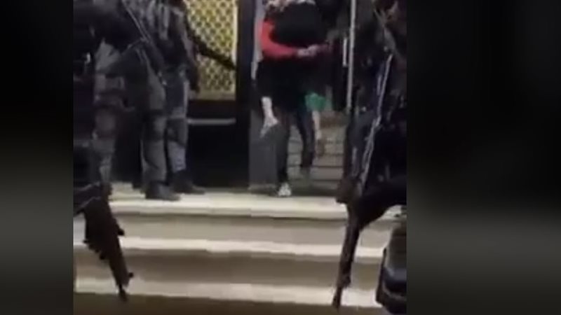 لحظة تحرير الأطفال