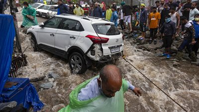 أمطار تنهمر على سيارة واحدة دون عشرات المركبات الملاصقة لها| فيديو