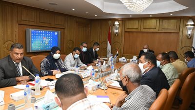 محافظ قنا يناقش الموقف التنفيذي لمشروعات الخطة الاستثمارية لعام 2021 /2022 