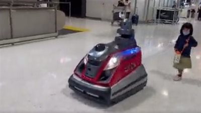 يتجول وسط الركاب.. ربوت آلي للدوريات الأمنية في مطار باليابان| فيديو