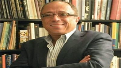 أشرف رضا مشرفا على إبداعات «أولادنا» في الفنون التشكيلية