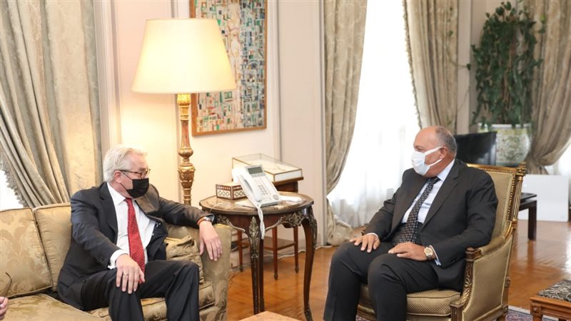 وزير الخارجية مع