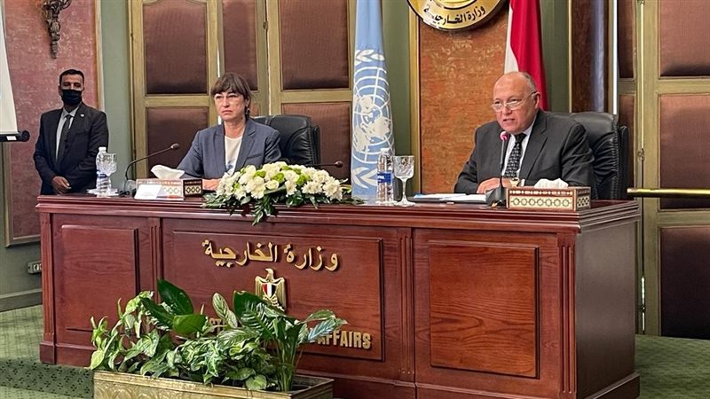 وزير الخارجية مع