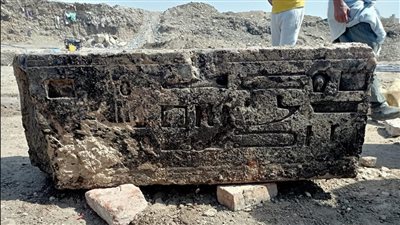 16 صورة ترصد لحظة اكتشاف بعض القطع الأثرية بالمطرية