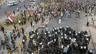 بعد اقتحام القصر الجمهوري.. متظاهرون يستولون على بدلة الرئيس العراقي | فيديو