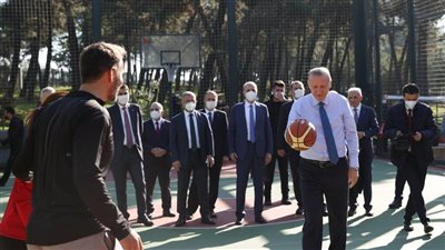 لتكذيب شائعة وفاته.. أردوغان يلعب كرة السلة في العمرانية | فيديو