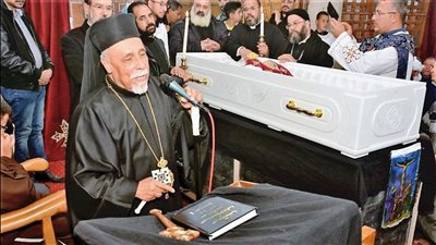 مطران كاثوليك أسيوط يتخلى عن منصبه.. والبطريرك يبحث عن البديل