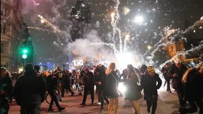 بسبب كورونا.. اشتباكات عنيفة بين متظاهرين والشرطة البريطانية | فيديو