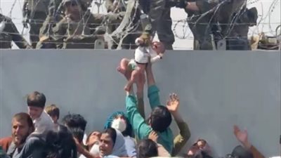 اختفاء الطفل الذي سلمه والده لجندي أمريكي في مطار كابل