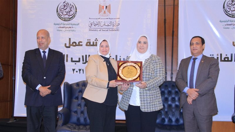 تسليم الدرع 