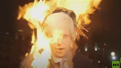 متظاهرون يحرقون دمية على هيئة جونسون في لندن| فيديو 