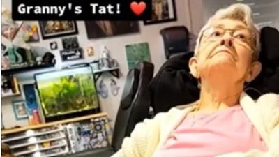 بعد تجاوزها 82 عامًا.. جدة تحقق حلمها برسم وشم والأحفاد يتبعونها 