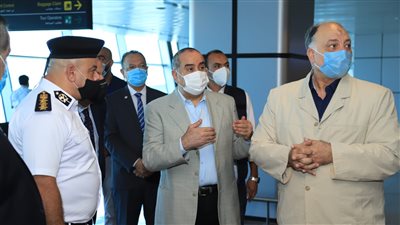 وزير الطيران يتفقد مطار الغردقة ويتسلم شهادة الأيزو لنظام إلادارة البيئية