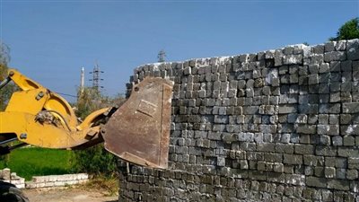 إزالة وإيقاف 8 حالات تعد بالبناء المخالف بالمنيا