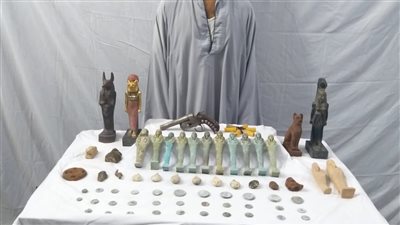 شاهد.. لحظة ضبط 63 قطعة أثرية فى أسيوط l فيديو 