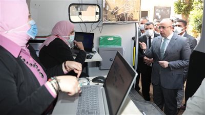 محافظ بني سويف يتفقد العمل بالمركز التكنولوجي المتنقل بتزمنت الشرقية