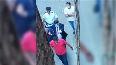 انهيار قاتل والديه أثناء تمثيل الجريمة بالإسكندرية| صور 