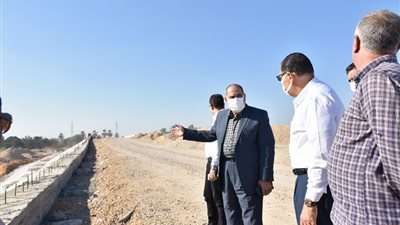محافظ الشرقية يتابع أعمال ازدواج طريق 
