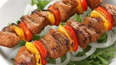 بتتبيلة مميزة.. طريقة عمل الشيش طاووق بالفراخ