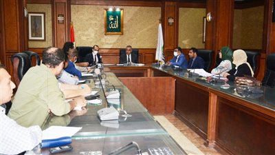 محافظ سوهاج يترأس اجتماع لجنة مراجعة تراخيص البناء