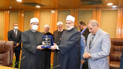 إهداء درع كلية الدعوة لوزير الأوقاف تقديرًا لجهوده في خدمة الإسلام