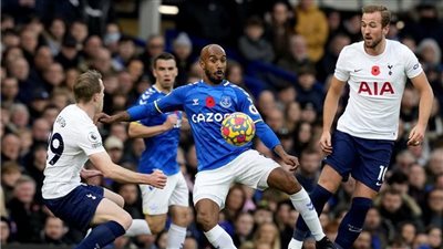 تجميد حسابات أحد أكبر داعمي نادي إيفرتون بسبب الحرب الروسية الأوكرانية