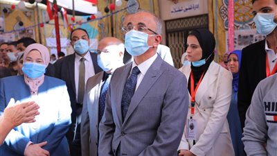 شعلان يفتتح معرض الأنشطة والسوق الخيرى السنوى بجامعة الزقازيق 