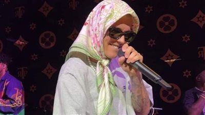 بالحجاب.. جاستن بيبر يحتل صدارة التريند بإطلالة صادمة