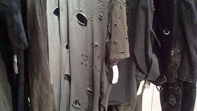 تفسير حلم الملابس الممزقة في المنام وعلاقته بالخلافات الزوجية والأزمات المالية 