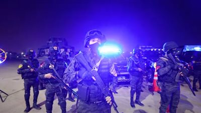 اشتباكات بالأسلحة النارية بين الشرطة وعناصر إجرامية خلال اقتحام أوكارهم | فيديو