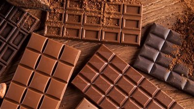 بسبب قرار أكبر دول منتجة.. أزمة عالمية تهدد صناعة الشيكولاتة 