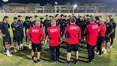 مراقب مباراة مصر وأنجولا يتفقد جوازات سفر بعثة المنتخب