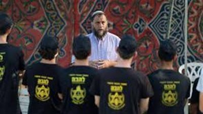 بحركات مسيئة وإشارات بالذبح.. مستوطنو لاهافا يهددون الفلسطينيين| فيديو 