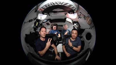 لحظة هبوط أربعة رواد من محطة الفضاء الدولية إلى الأرض بنجاح | فيديو