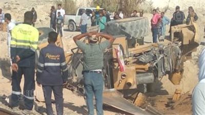 تفاصيل حادث تصادم قطار العلمين.. وفاة سائق اللودر..والسكك الحديدية: وقع بمكان غير مخصص للعبور