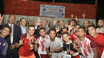 احتفال مدرسة الأمل الثانوية بأسيوط بفوزها بالمركز الأول في الكرة الخماسية