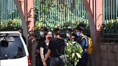 تماسك زوجة وابنة الفنان أحمد خليل خلال تشييع جثمانه من مسجد الشرطة | صور 