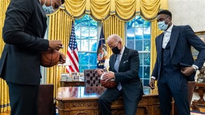 لاعبو كرة السلة يفاجئون الرئيس الأمريكي بهدية غريبة | صور