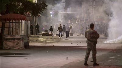 بعد خروجها عن السيطرة الأمنية وانتشار الجيش بالشوارع.. تفاصيل احتجاجات تونس