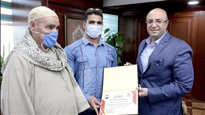 محافظ بني سويف يُكرم 