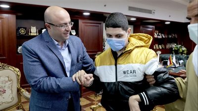 يحفظ القرآن برقم الآية.. محافظ بني سويف يكرم الطفل المعجزة أحمد رمضان