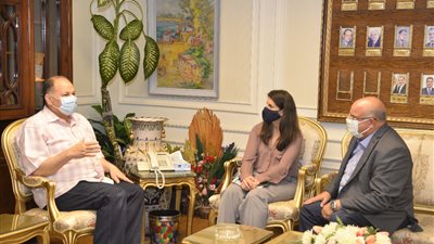 محافظ أسيوط يلتقي مسئولي الوكالة الأمريكية للتنمية