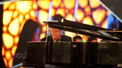 في حفل كامل العدد.. موسيقى عمر خيرت تخطف قلوب جمهور مسرح النافورة | صور