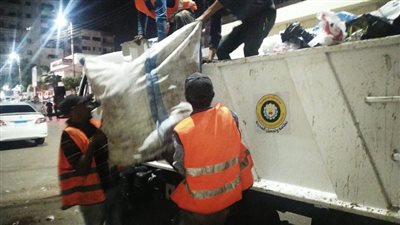 ليلا والناس نيام.. جهاز نظافة وتجميل المنصورة يرفع ١٥٠ طن قمامة| صور 