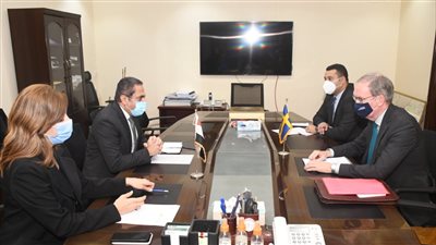نائب وزير الإسكان يبحث مع السفير السويدي التعاون في إنشاء المدن الذكية وتحلية مياه البحر