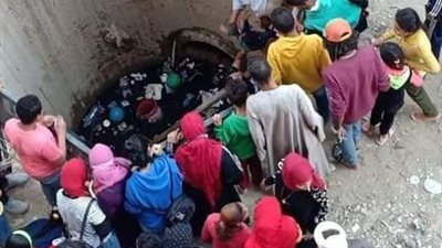 الأهالي ينقذون طفلا سقط في بالوعة صرف صحي بالمعادي | صور
