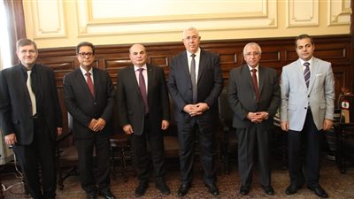 وزير الزراعة يبحث مع مدير 