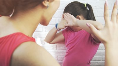 للأمهات.. 9 نصائح لعقاب ابنك بعيدا عن الضرب | فيديو 